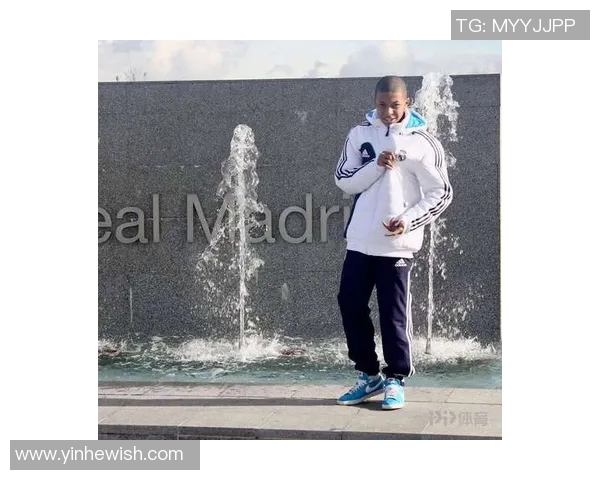 姆巴佩儿时梦想成真！与C罗合影留念，少年的足球梦即将启航